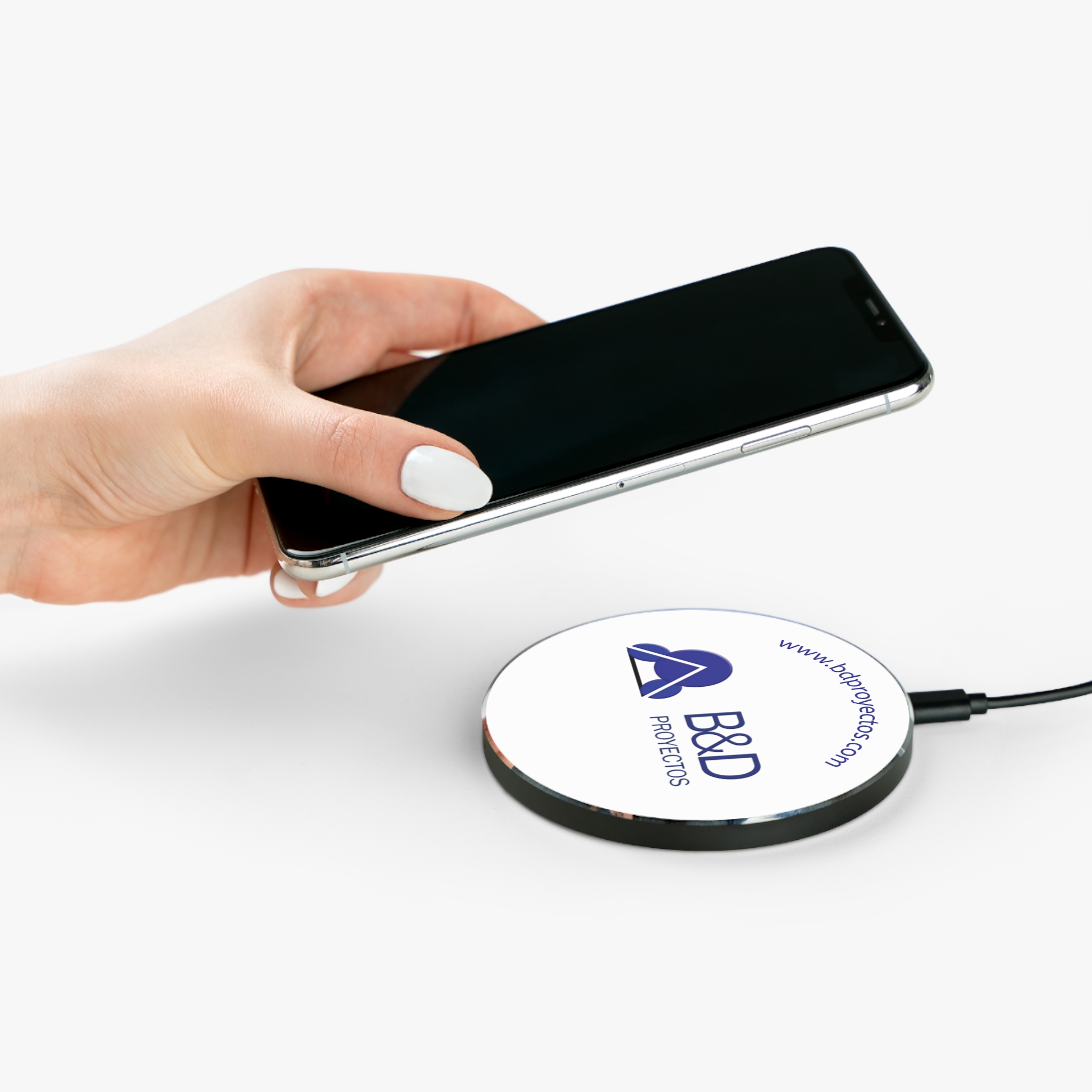 Cargador inalámbrico con logo B&D Proyectos: Plataforma de carga rápida Qi - Imagen 4